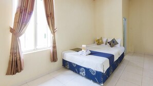 A bedroom with a bed, curtains, an air conditioning unit, and a window. - Pondok Bintang (Somba Opu)