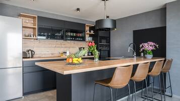 Réfrigérateur, micro-ondes, four, plaque de cuisson