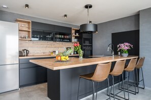 Jääkaappi, mikroaaltouuni, uuni, liesi