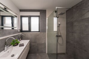 Douche, sèche-cheveux, serviettes fournies, savon