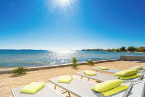 On the beach, sun loungers, beach towels - Modern Appartment - direct at the ocean (Privlaka)