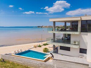 Outdoor pool, a heated pool - Modern Appartment - direct at the ocean (Privlaka)