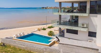 Jimmys Beach Privlaka: Traumhafte EG Wohnung direkt am Meer und beheiztem Pool
