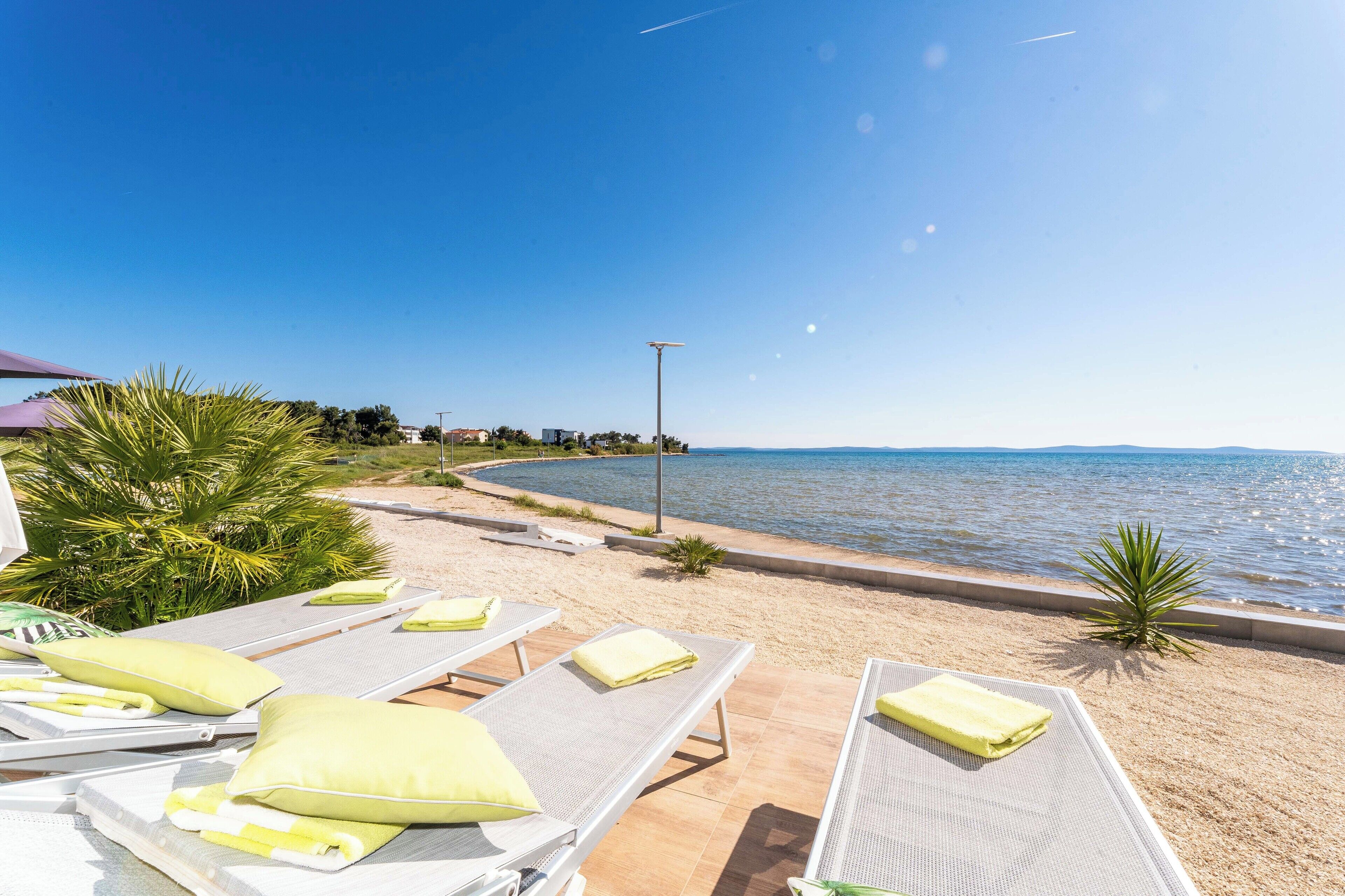 Plage, chaises longues, serviettes de plage