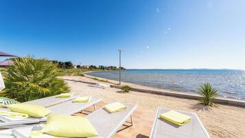 Plage, chaises longues, serviettes de plage