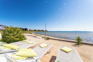 On the beach, sun loungers, beach towels - Modern Appartment - direct at the ocean (Privlaka)