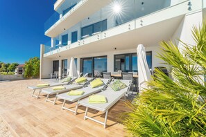Outdoor dining - Modern Appartment - direct at the ocean (Privlaka)