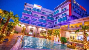 Un hotel con piscina, diversi piani e un cartello con la scritta 'The Chemin'.