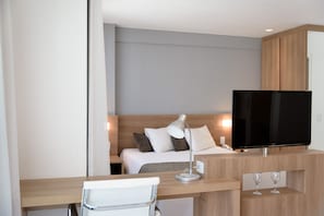 1 soverom, safe på rommet, skrivebord og strykejern/-brett