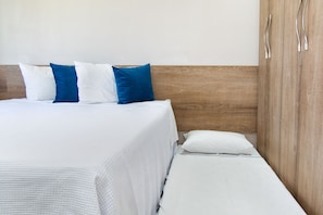 1 dormitorio, caja fuerte, escritorio y tabla de planchar con plancha