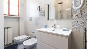 A modern bathroom with a toilet, bidet, and a shower area. - Italianway - Il Borgo apartments (Finale Ligure)