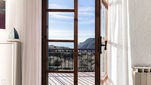 A balcony with a view of a mountainous landscape. - Italianway - Il Borgo apartments (Finale Ligure)