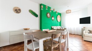 Apartamento, varias camas (C1) | Zona de estar | Una televisión