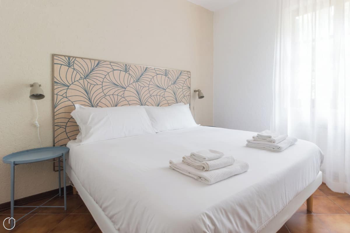 Premium bedding, down duvets, laptop workspace, travel cot