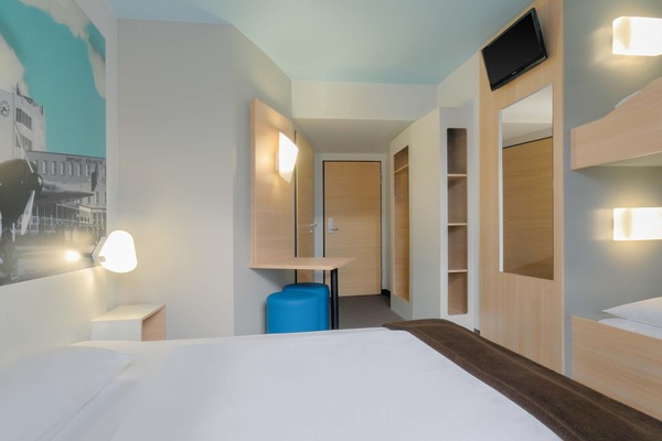 Family Room | Hypo-allergenic bedding, desk, soundproofing, free WiFi