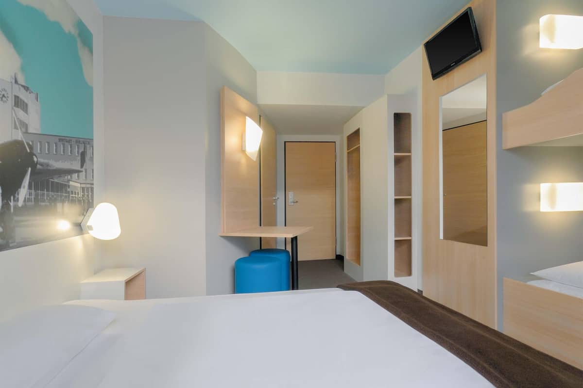 hypo-allergenic bedding, desk, soundproofing, free wifi