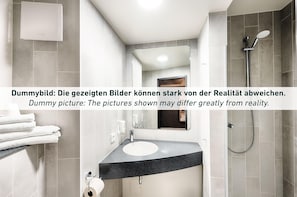 Habitación doble Premium | Baño | Regadera, secadora de cabello, toallas