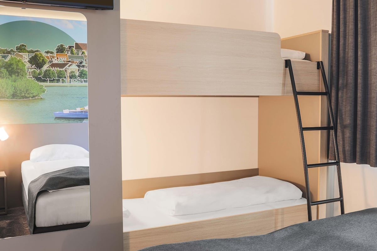 Family Room | Hypo-allergenic bedding, desk, soundproofing, free WiFi