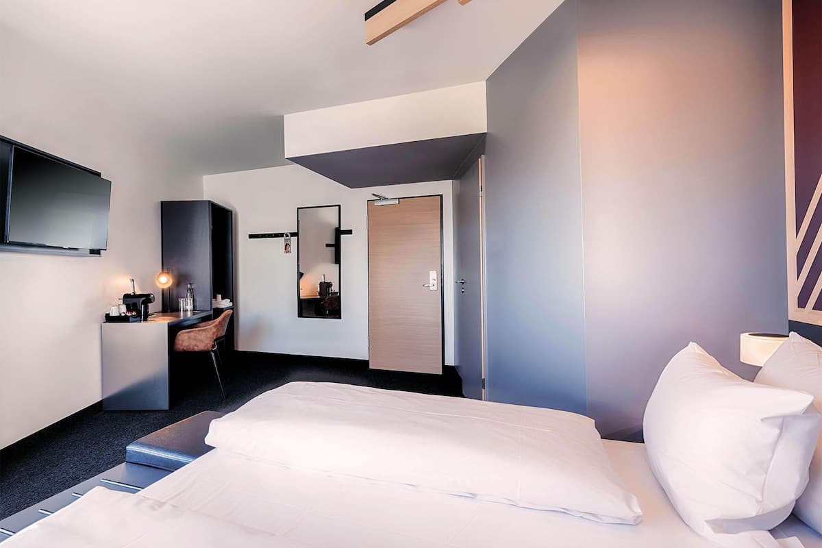Quarto casal premium | Roupas de cama antialérgicas, escrivaninha, quartos à prova de som