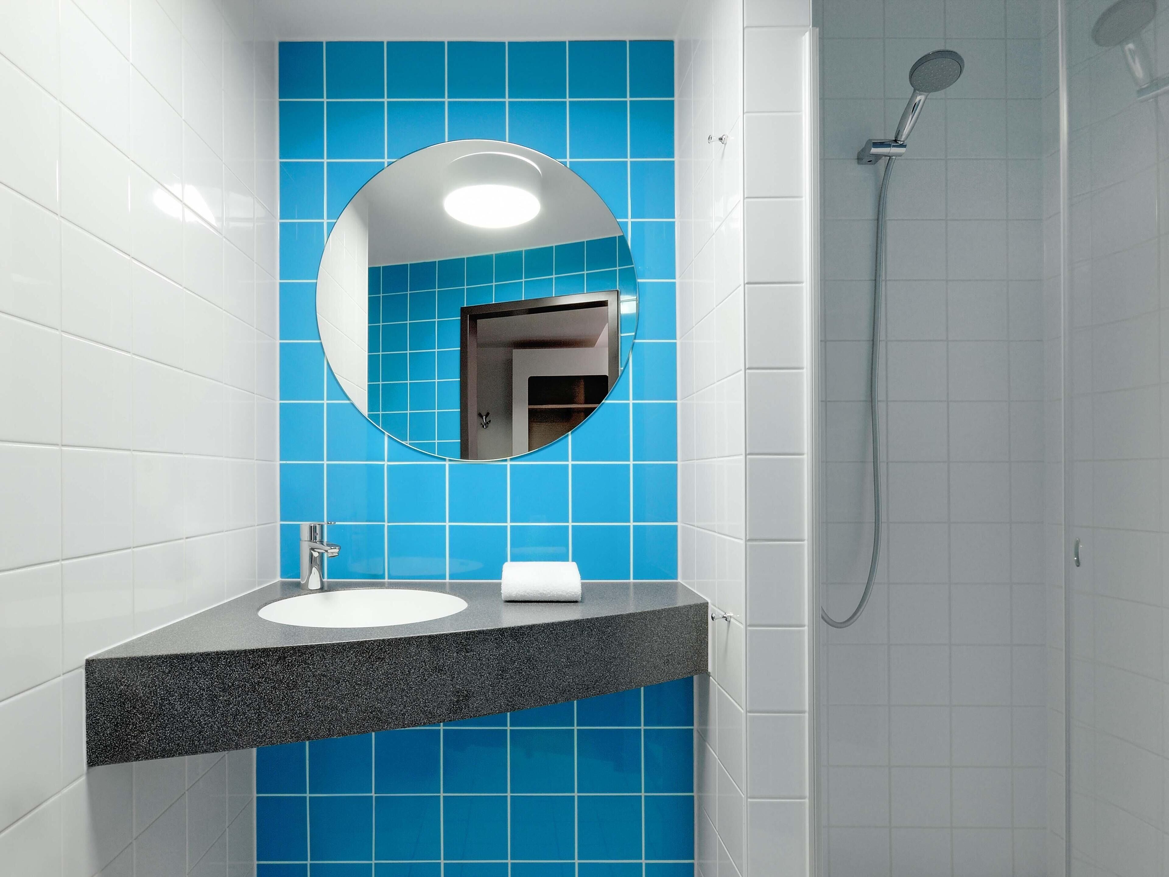 Biancheria da letto ipoallergenica, una scrivania, insonorizzazione