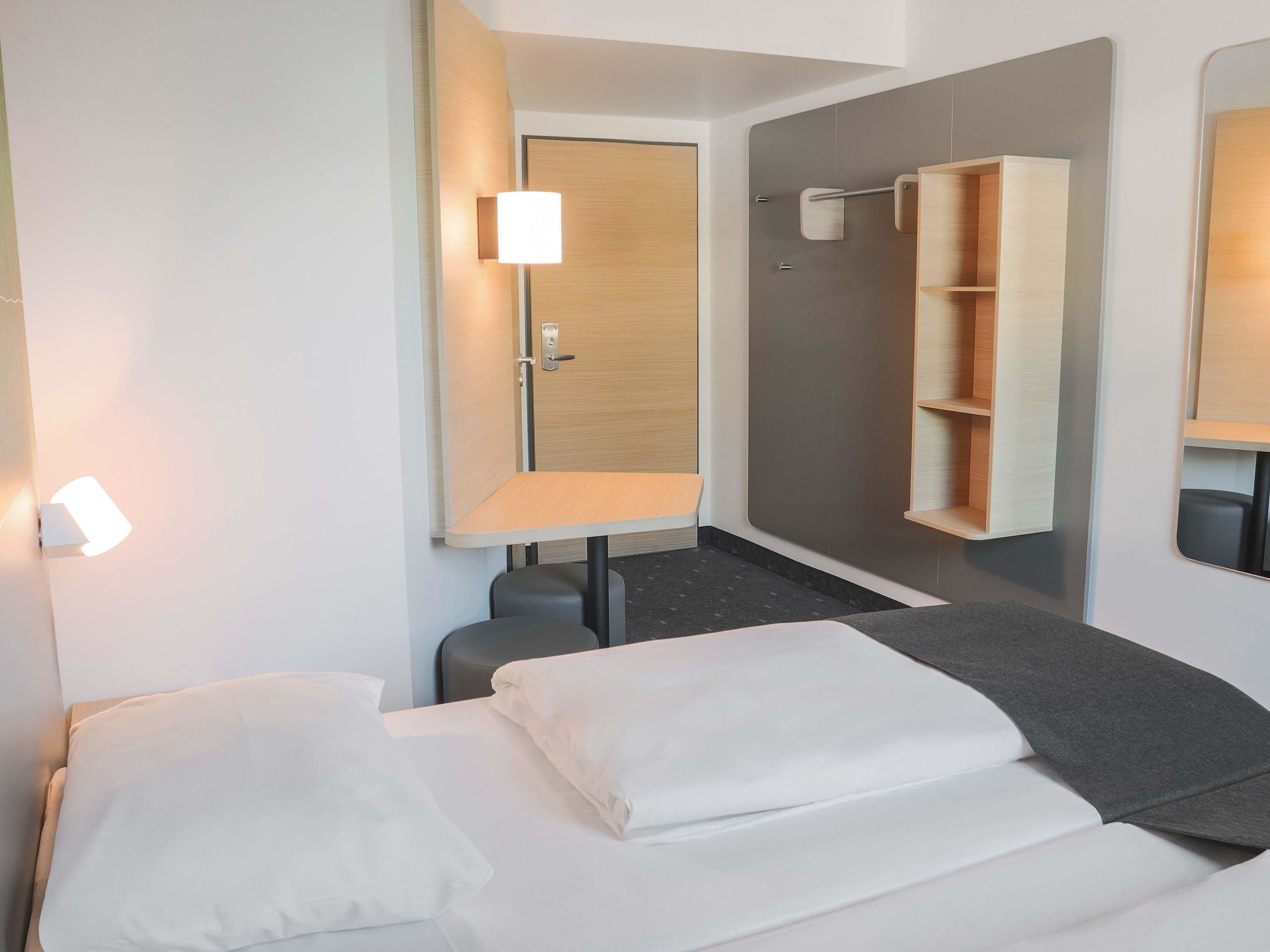 双床房 | 防过敏的被褥、办公桌、隔音、免费 WiFi