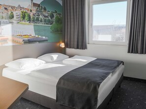 Chambre double | Literie hypoallergénique, bureau, système d’insonorisation