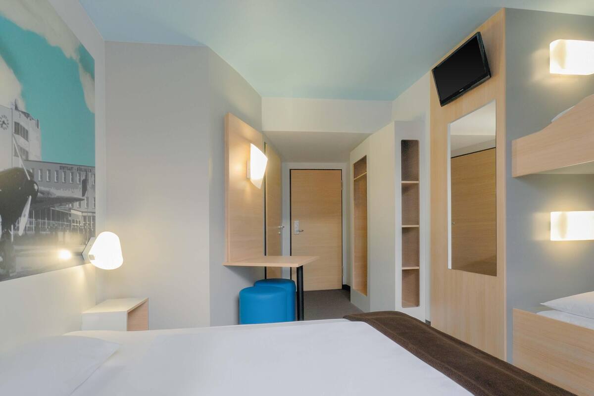 Family Room | Hypo-allergenic bedding, desk, soundproofing, free WiFi