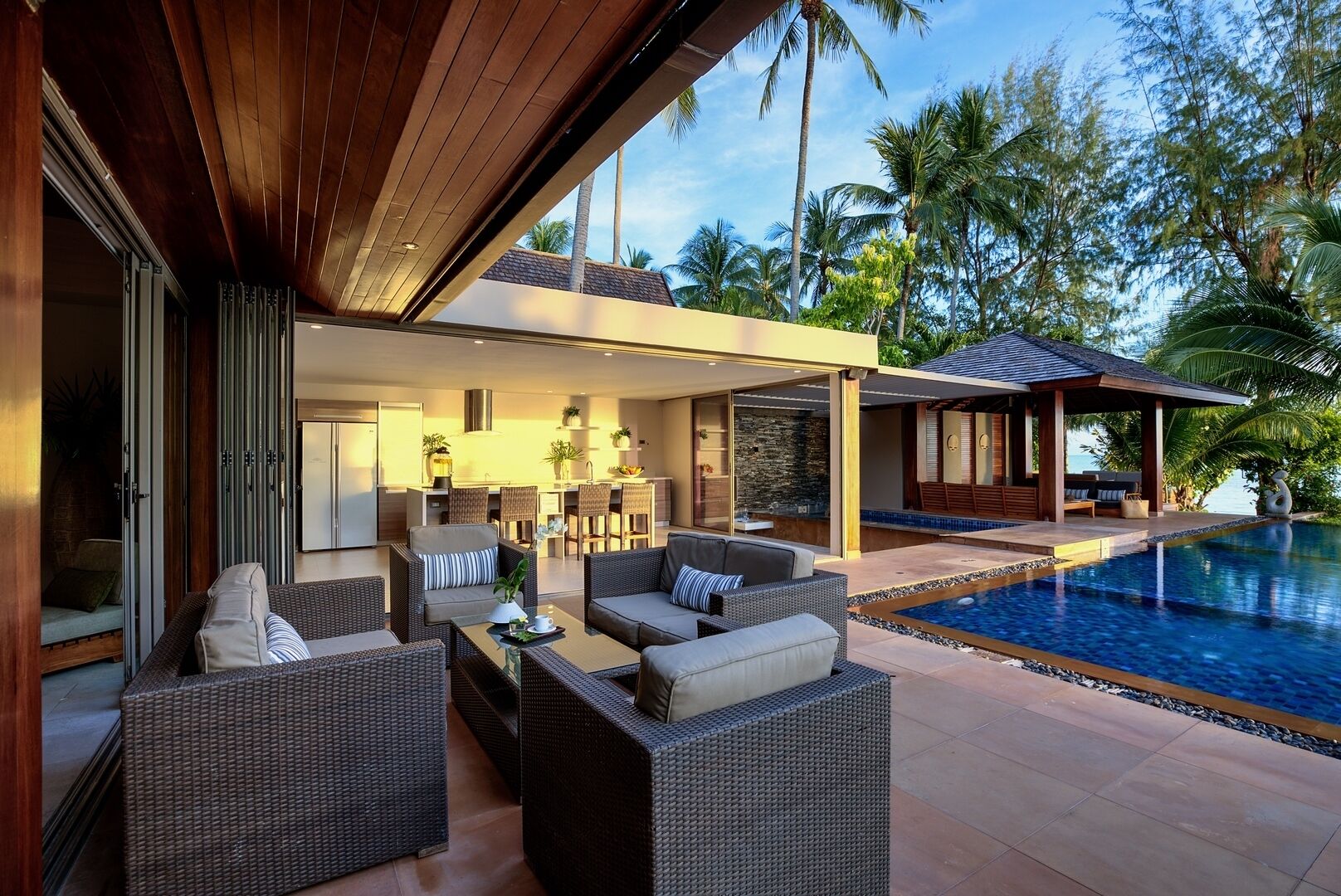 Een buitenzwembad en ligstoelen