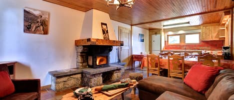 Una televisión, una chimenea