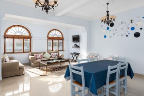 Appartement Signature | Coin séjour | Télévision à écran plat de 32 pouces avec chaßnes par satellite