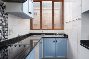 Signature Apartment | Private kitchen | Full-sized fridge, microwave, oven, stovetop - Marlborough Mansions 12 (Cape Town)