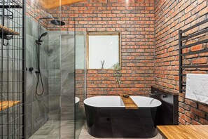 Bathtub, towels