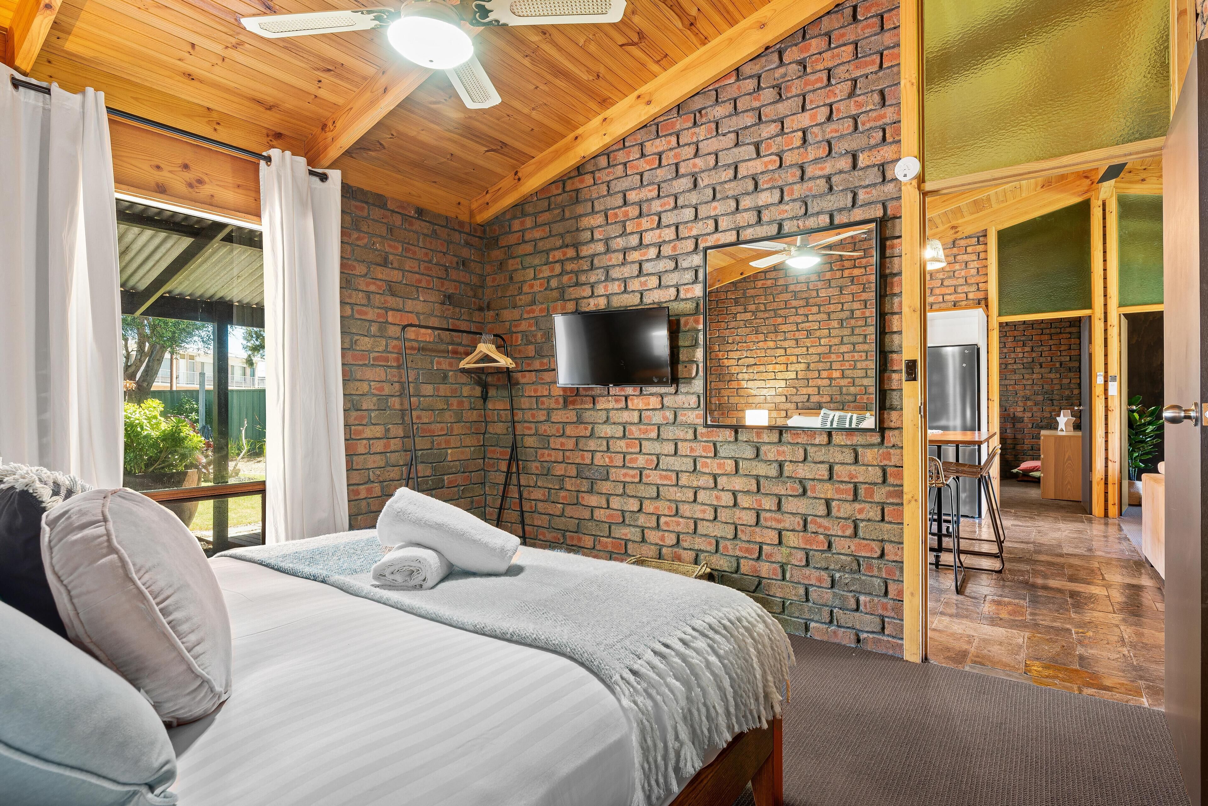 Black Pearl ~ Aldinga Beach - Flaunting Industrial-Chic Design with a Colourful Flair ~ C21 — image 10