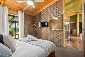3 bedrooms, iron/ironing board, WiFi, bed sheets