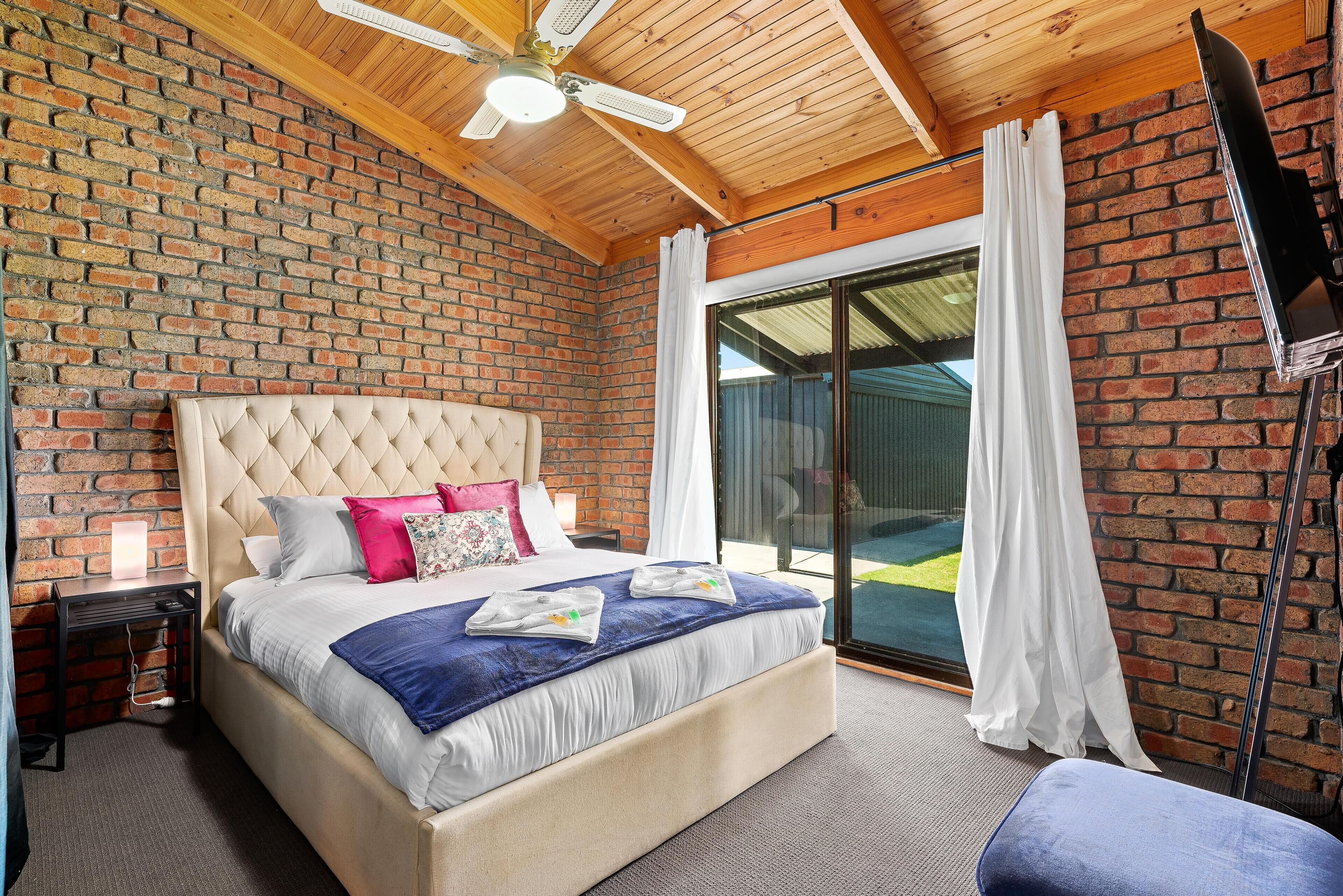 Black Pearl ~ Aldinga Beach - Flaunting Industrial-Chic Design with a Colourful Flair ~ C21 — image 16