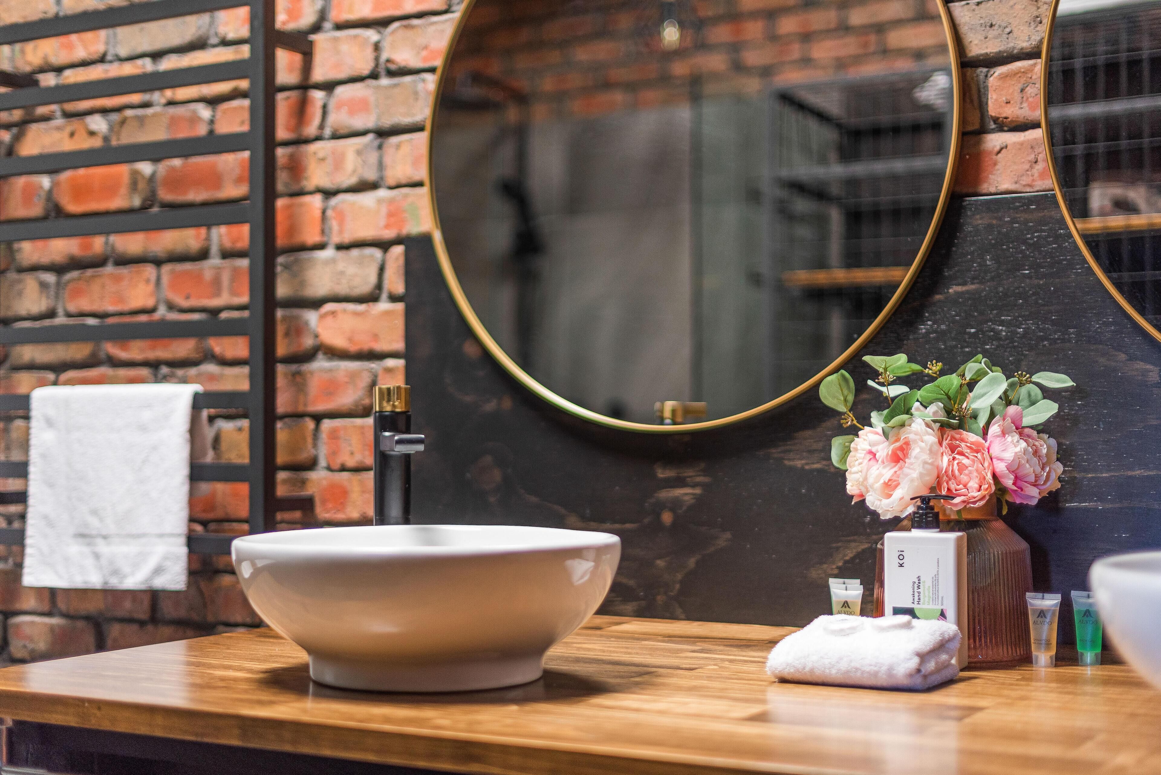 Banheira, toalhas de banho