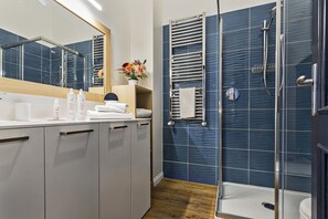 Studio | Bathroom | Shower, rainfall showerhead, free toiletries, hair dryer - Modern Loft in the City Center (Genoa)