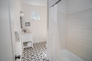 House (2 Bedrooms) | Bathroom | Separate bathtub and shower, towels, soap, shampoo - Cozy Remodeled 2br 1ba Near Downtown (San Antonio)