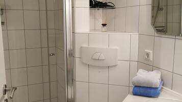 Douche, serviettes fournies, papier toilette