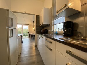 Een koelkast, een magnetron, een kookplaat, een vaatwasser