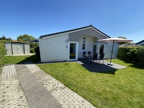 Outdoor dining - Detached bungalow near the beach with own parking spaces, enclosed garden. (Renesse)
