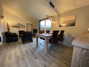 Dining - Detached bungalow near the beach with own parking spaces, enclosed garden. (Renesse)