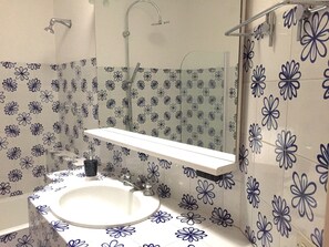 Ducha y bañera combinadas, secador de pelo, bidé y toallas