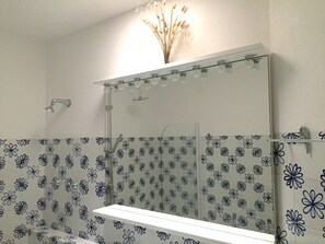 Combined shower/bathtub, hair dryer, bidet, towels - Sea Front Bonbonnière - Porto Cervo Costa Smeralda (Porto Cervo)