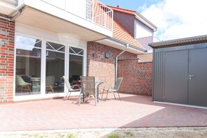Outdoor dining - Modern first floor apartment with sauna and beach chair in the garden for 4 persons (Norden)