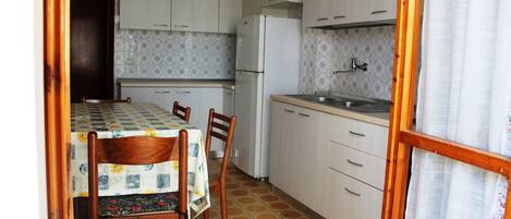 Réfrigérateur, four, plaque de cuisson