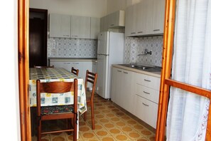 Frigorífico, horno, placa de cocina y utensilios de cocina