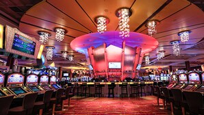 A casino with multiple slot machines, a central bar area, and chandeliers. - ⛷️⛱️⛰️Family Lake Home❤️3BR★HotTub★Fireplace★Games★Boat/Fish★Dogs+ (Pocono Lake)