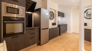 Een koelkast, een microgolfoven, een oven, een kookplaat