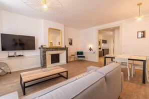 Televisión, reproductor de DVD, libros y estéreo 